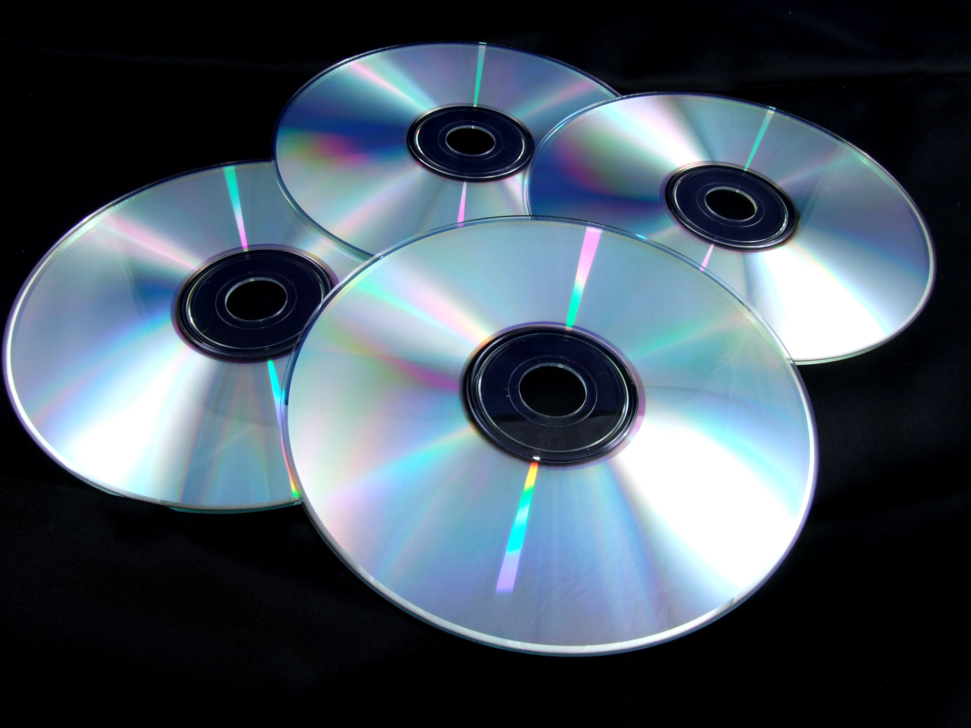 Первая компакт. CD - Compact Disk (компакт диск). Лазерный компакт-диск (CD, CD-ROM).. DVD-диски (DVD – Digital versatile Disk, цифровой универсальный диск),. Оптические лазерные диски.