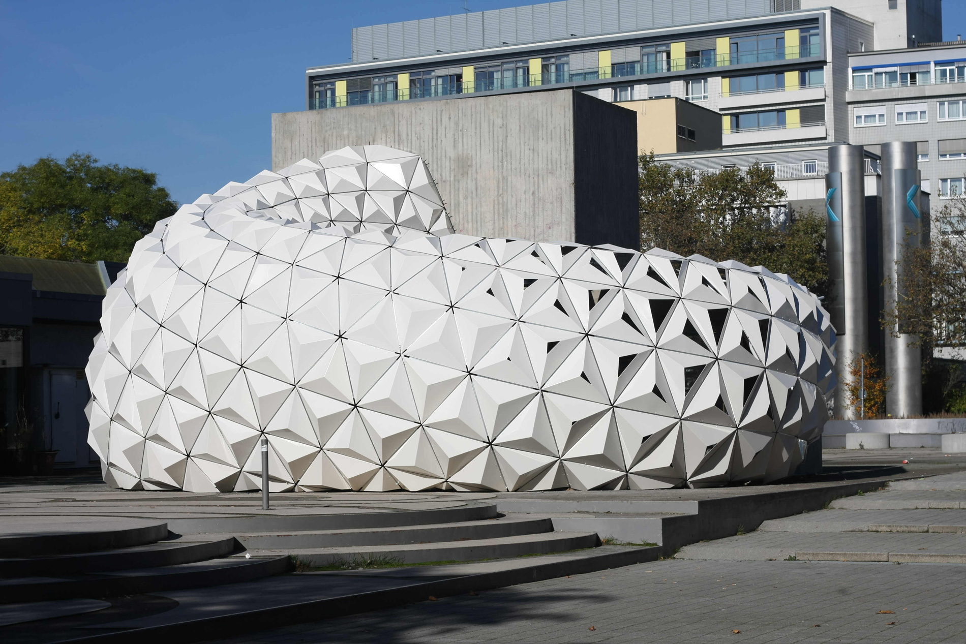 Сложная конструкция. Павильон people's Pavilion. Эйндховен, Нидерланды. Пластмасса в архитектуре. Пластичная архитектура. Композитные материалы архитектура.