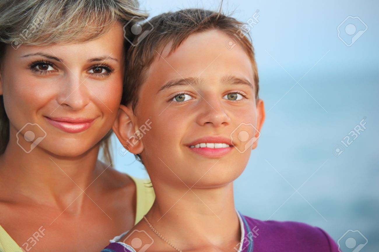 мальчик с мамой на пляже